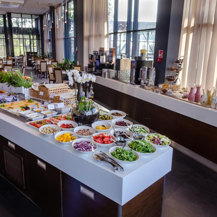 Restauracja New Island – co smakuje z tarasu nad jeziorem Mikołajskim