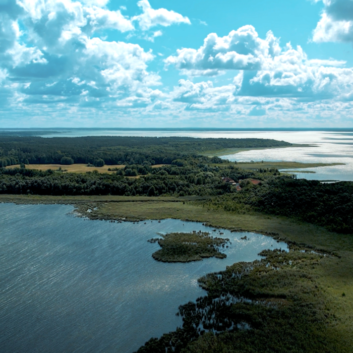 Przedwiośnie w Mikołajkach: jezioro w najbardziej zmysłowej odsłonie
